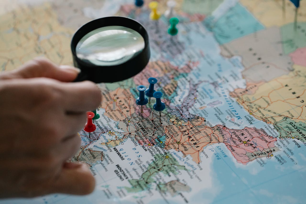 hyper localization depicted with map with multiple pins